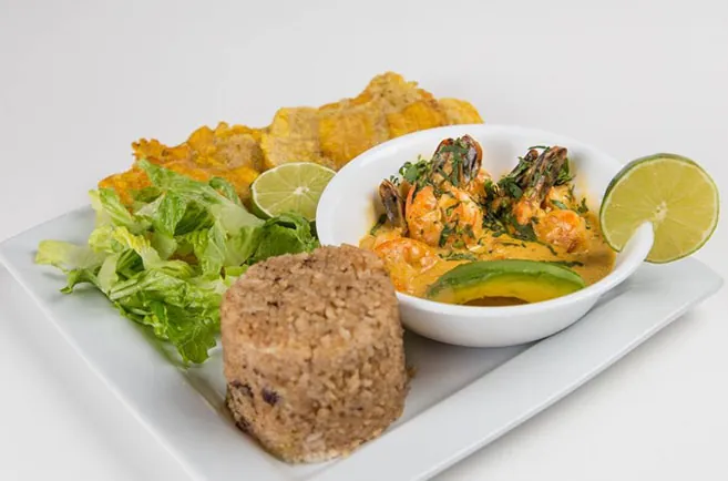 Camarones Tumaqueños — shrimp in coconut milk with rice and patacones